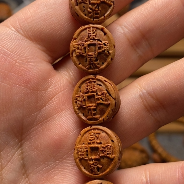 桃核雕刻五帝钱手串