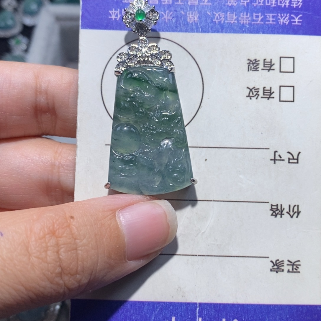 黎***好翡翠未镶嵌颈饰翡翠