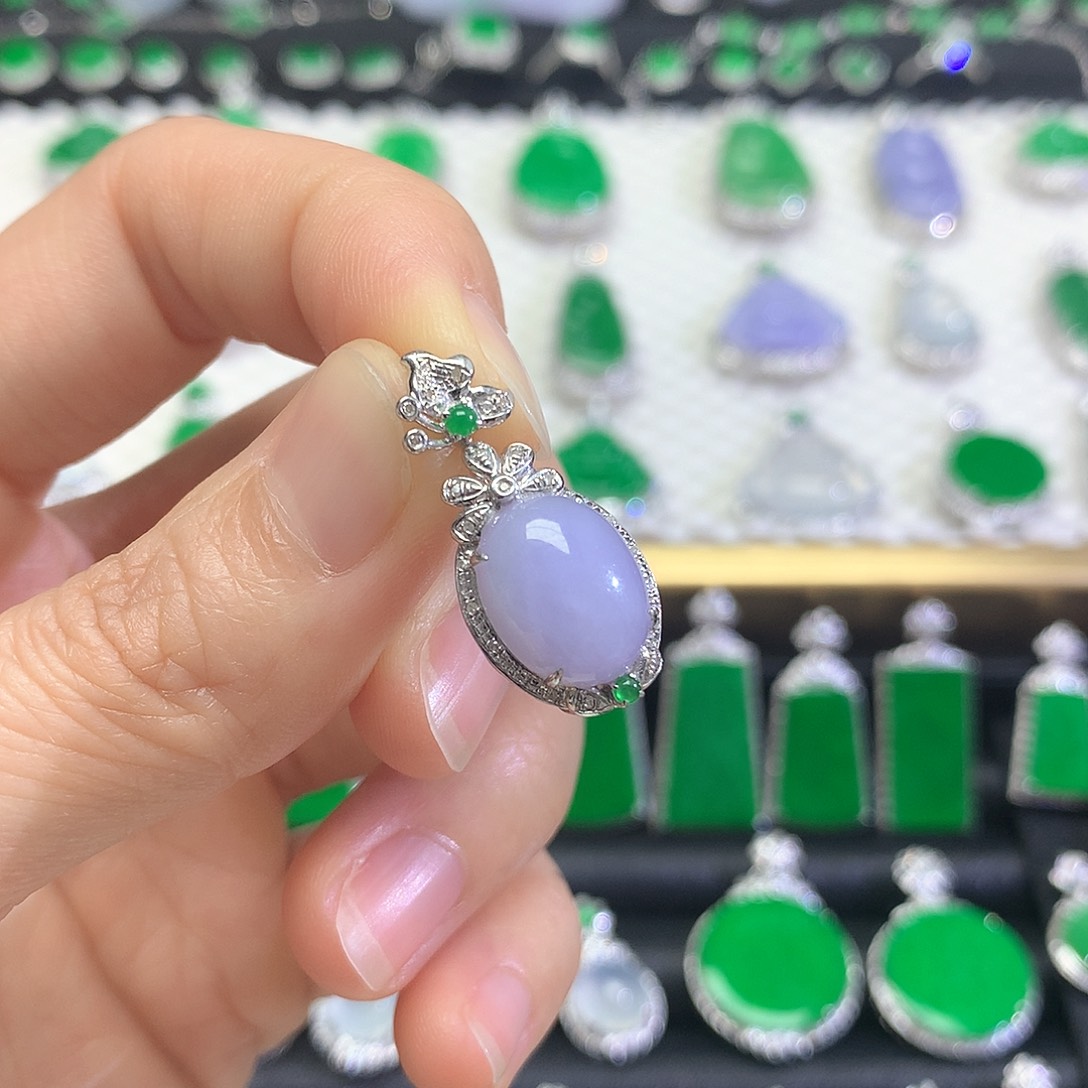 颈饰18K金镶嵌翡翠吊坠