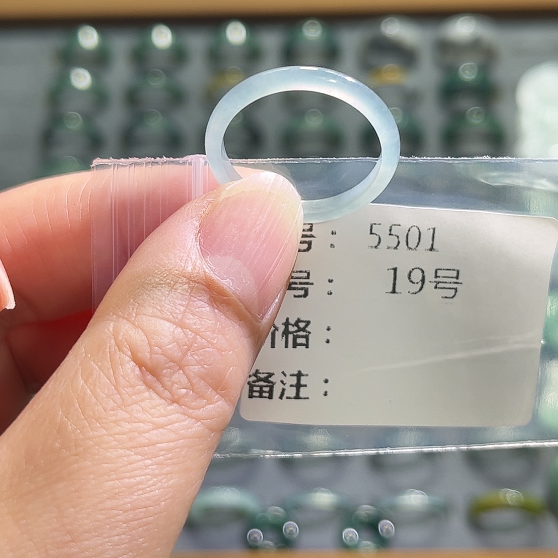 翡翠未镶嵌戒指5501。  