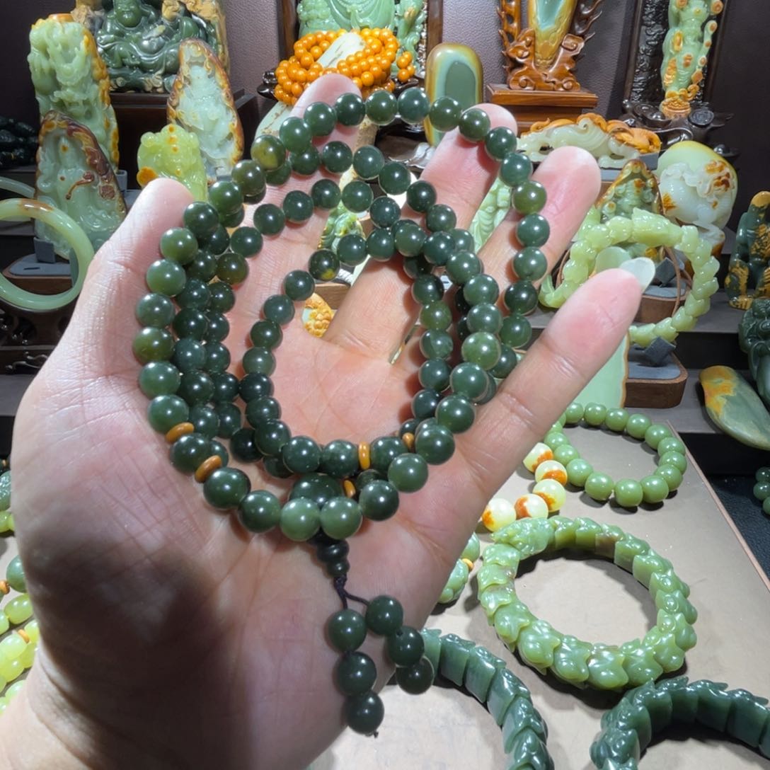 透闪石质玉108卡8绿未镶嵌