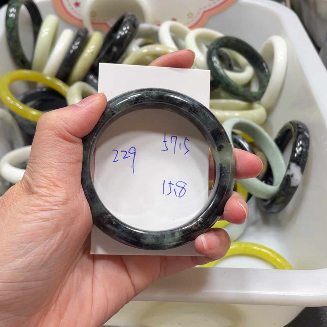 蛇纹石玉未镶嵌手镯