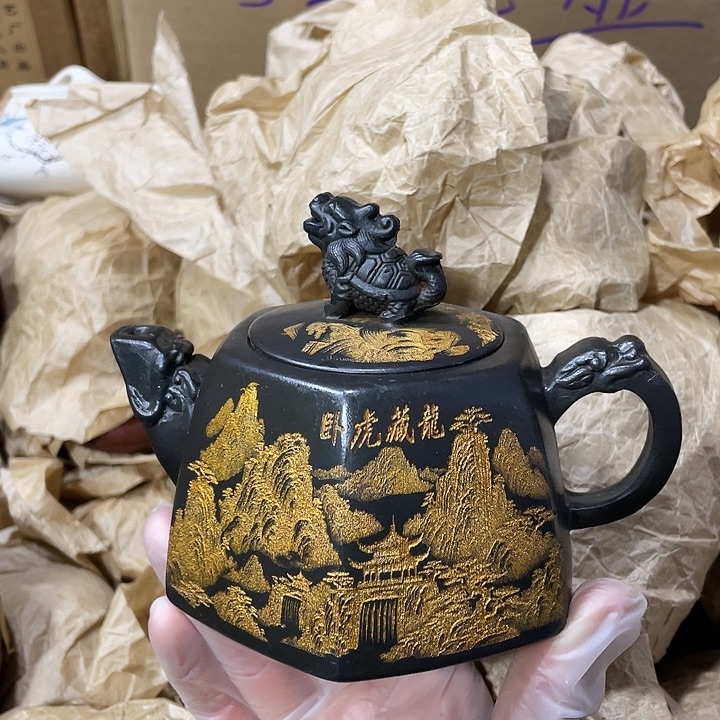 紫砂茶壶矿泥料，手工制作的一把紫砂壶。