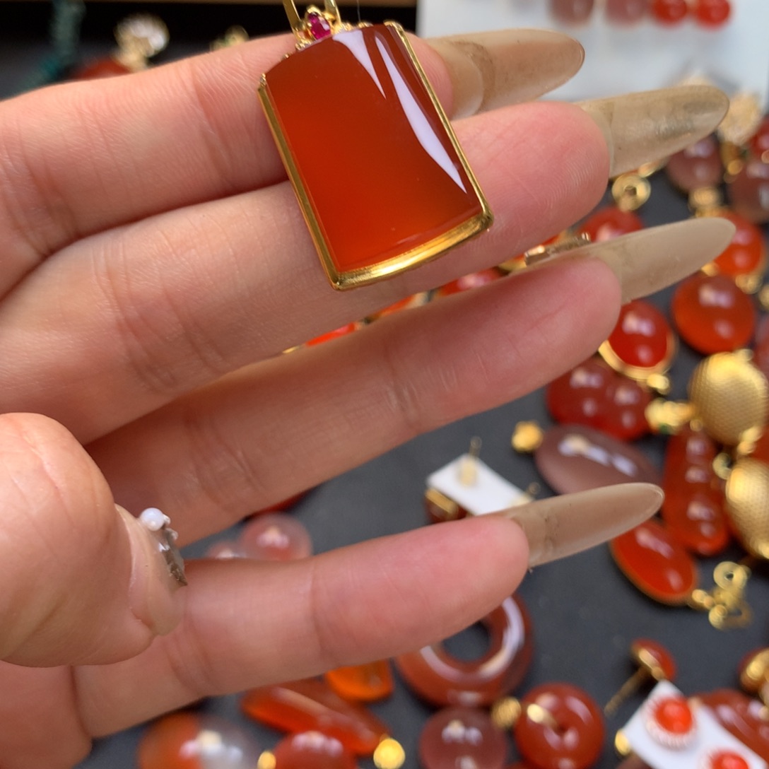 南红玛瑙颈饰未镶嵌