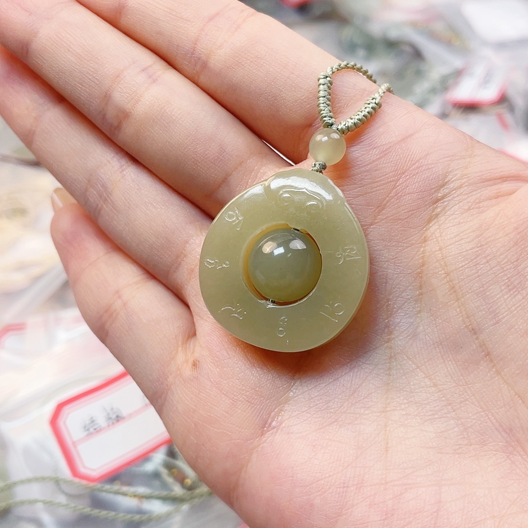 雪***儿和田玉未镶嵌吊坠(赠链)