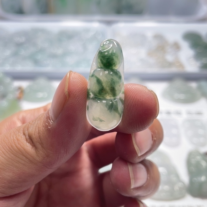 翡翠未镶嵌颈饰豆子