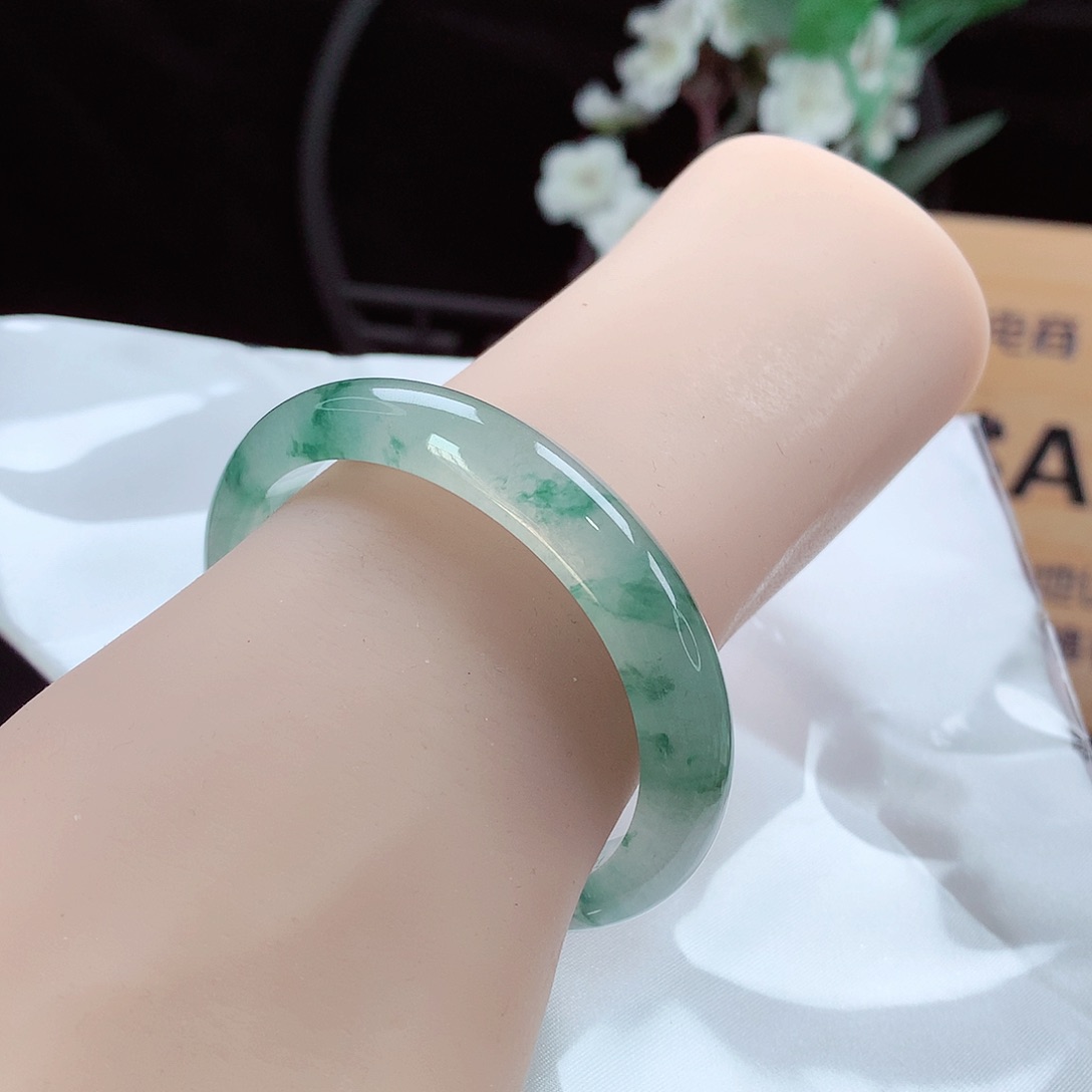 未镶嵌手镯（贵妃镯）翡翠天然a货翡翠，冰透起光种老肉细！