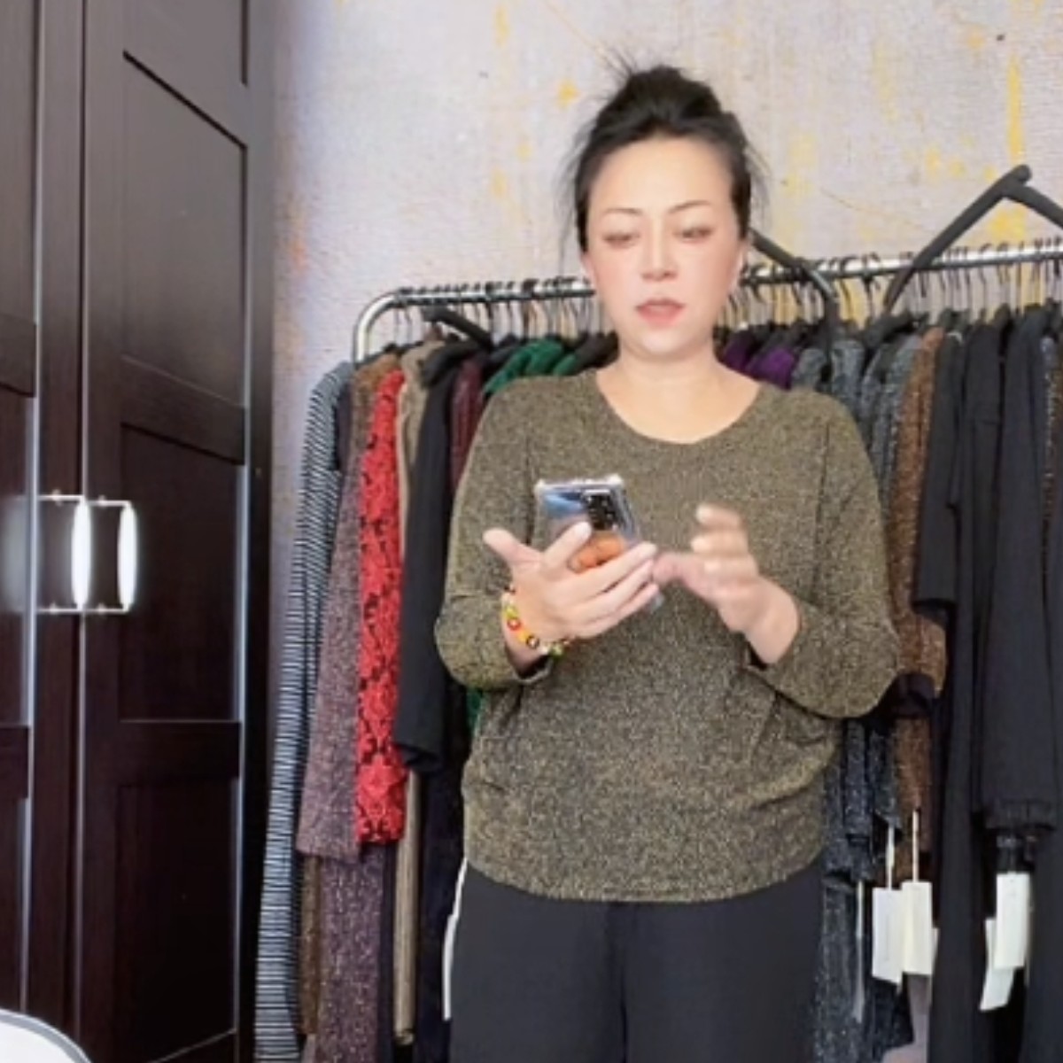 妙唐亮丝大码新款弹力女士上衣5194金菱形格