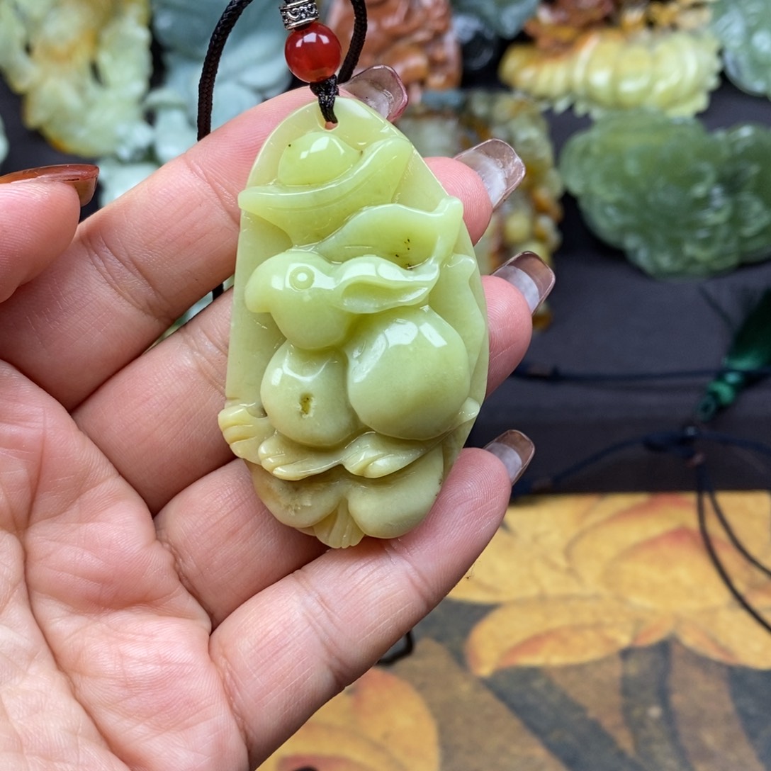 蛇纹石玉颈饰未镶嵌