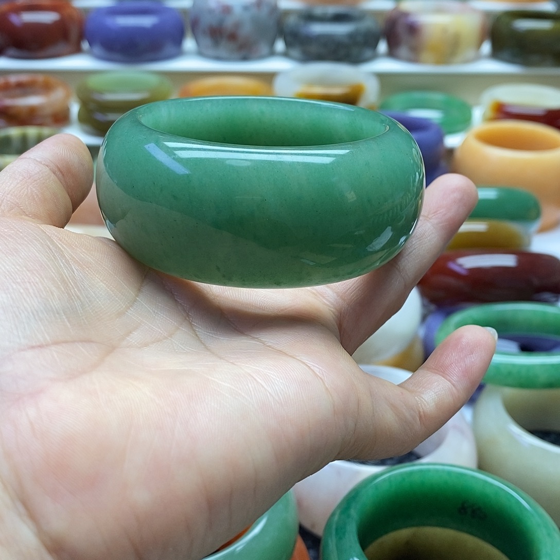 花***来石英质玉未镶嵌手镯