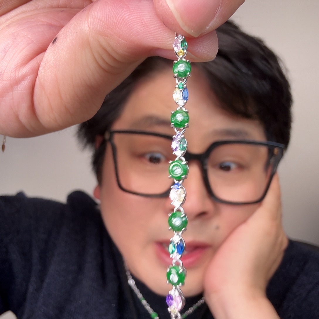 翡翠未镶嵌颈饰一件