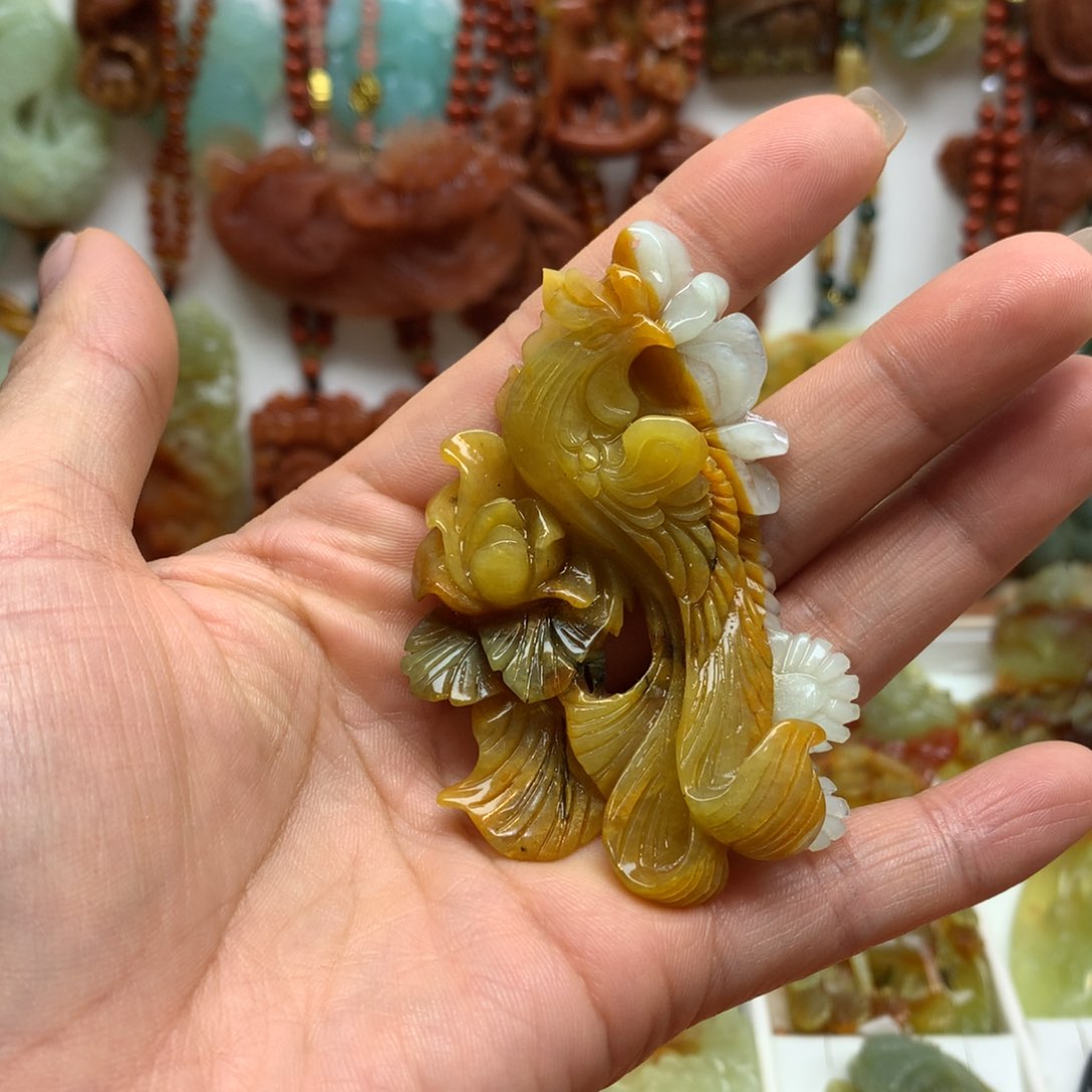 蛇纹石玉颈饰未镶嵌