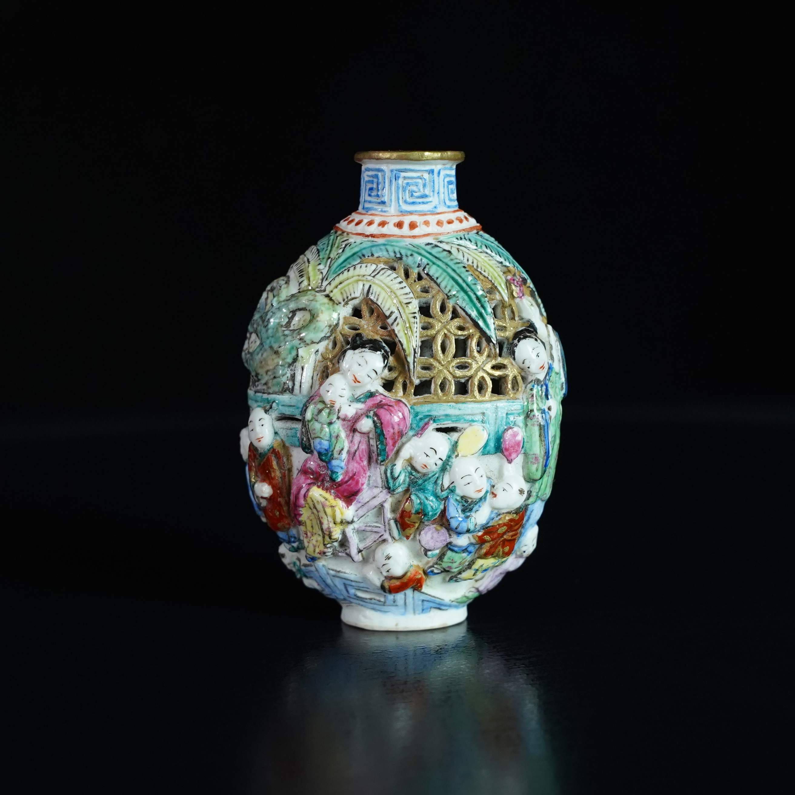 LXBYC241218001【十竹斋】民国堆瓷镂雕四妃十六子鼻烟壶