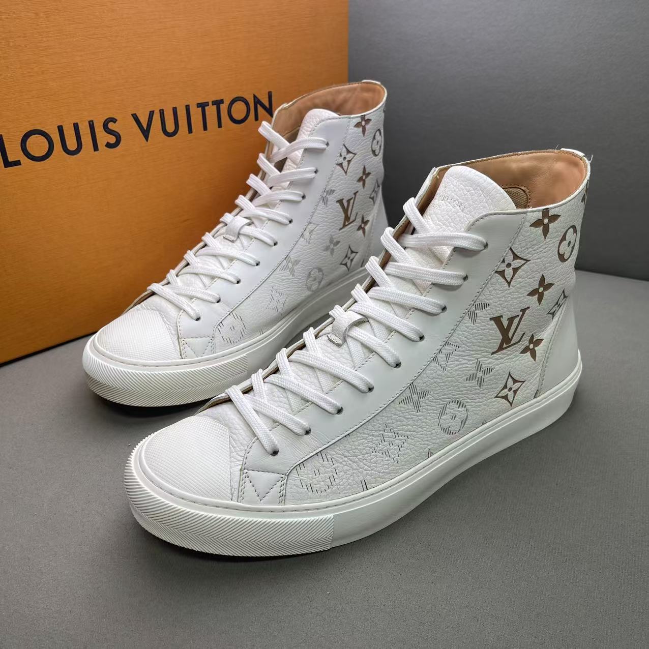 95新 LouisVuitton/路易威登 白色荔枝纹皮革面老花高帮板鞋 41码