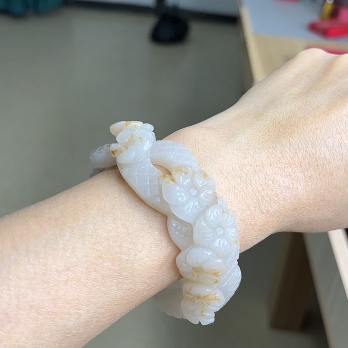 【闪购商品】石英质玉手镯未镶嵌金草雕花