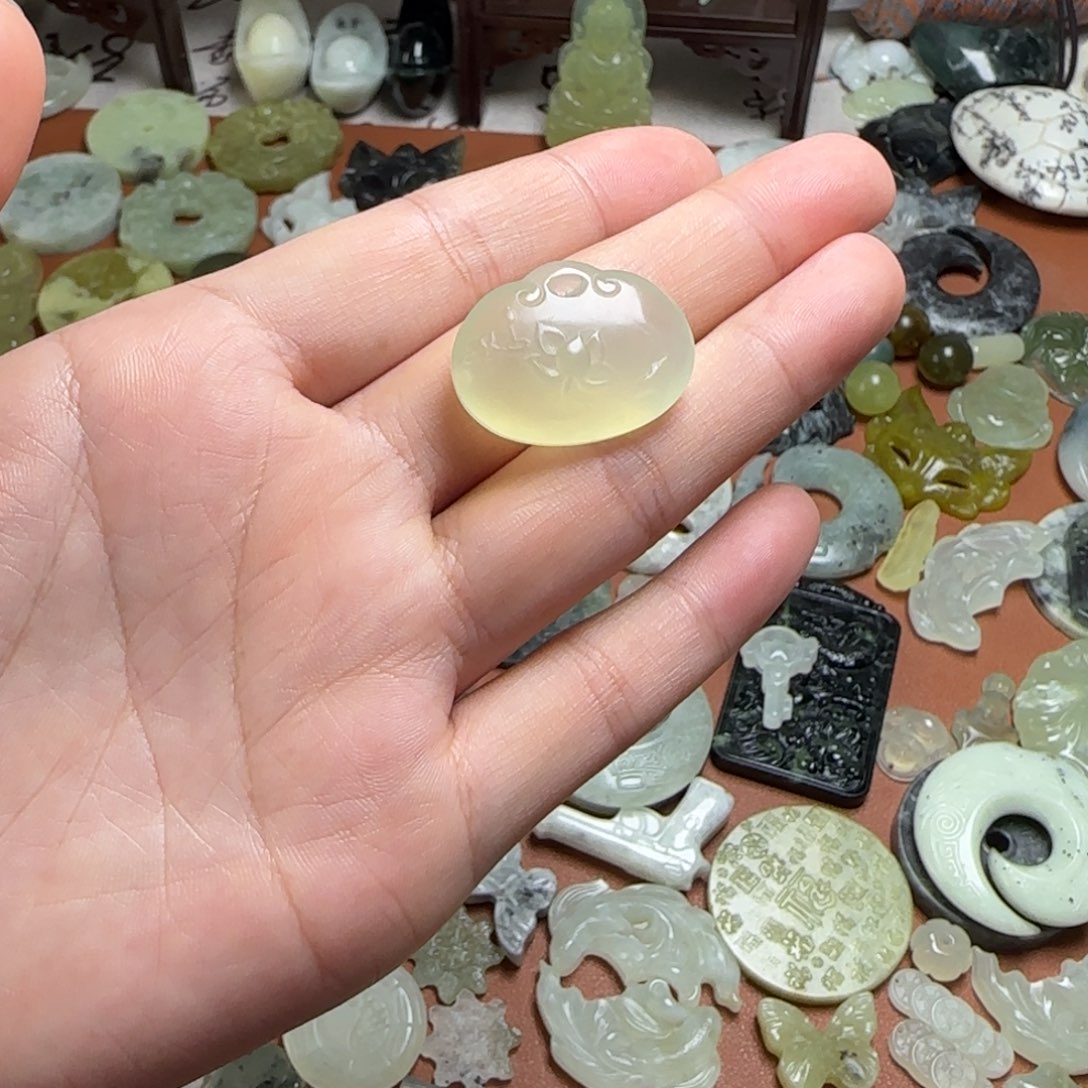 一***姣蛇纹石玉未镶嵌颈饰荷花小锁包