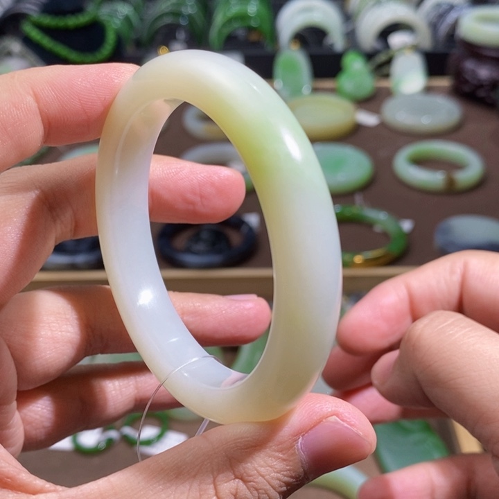 和田玉未镶嵌白玉带翠手镯53.6圈46.3克