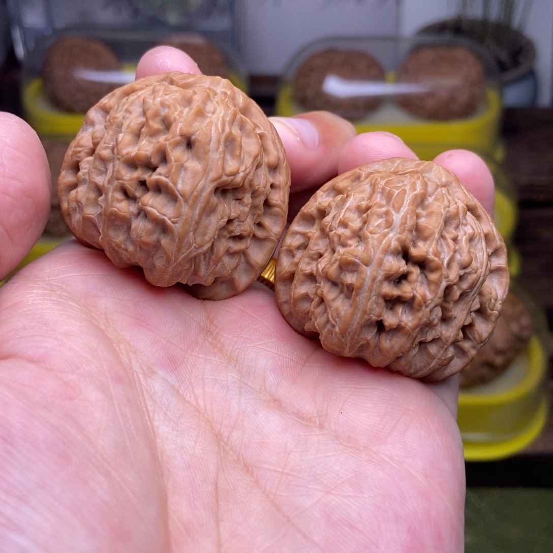 文玩核桃吊坠全品38尺三角白红皮山地