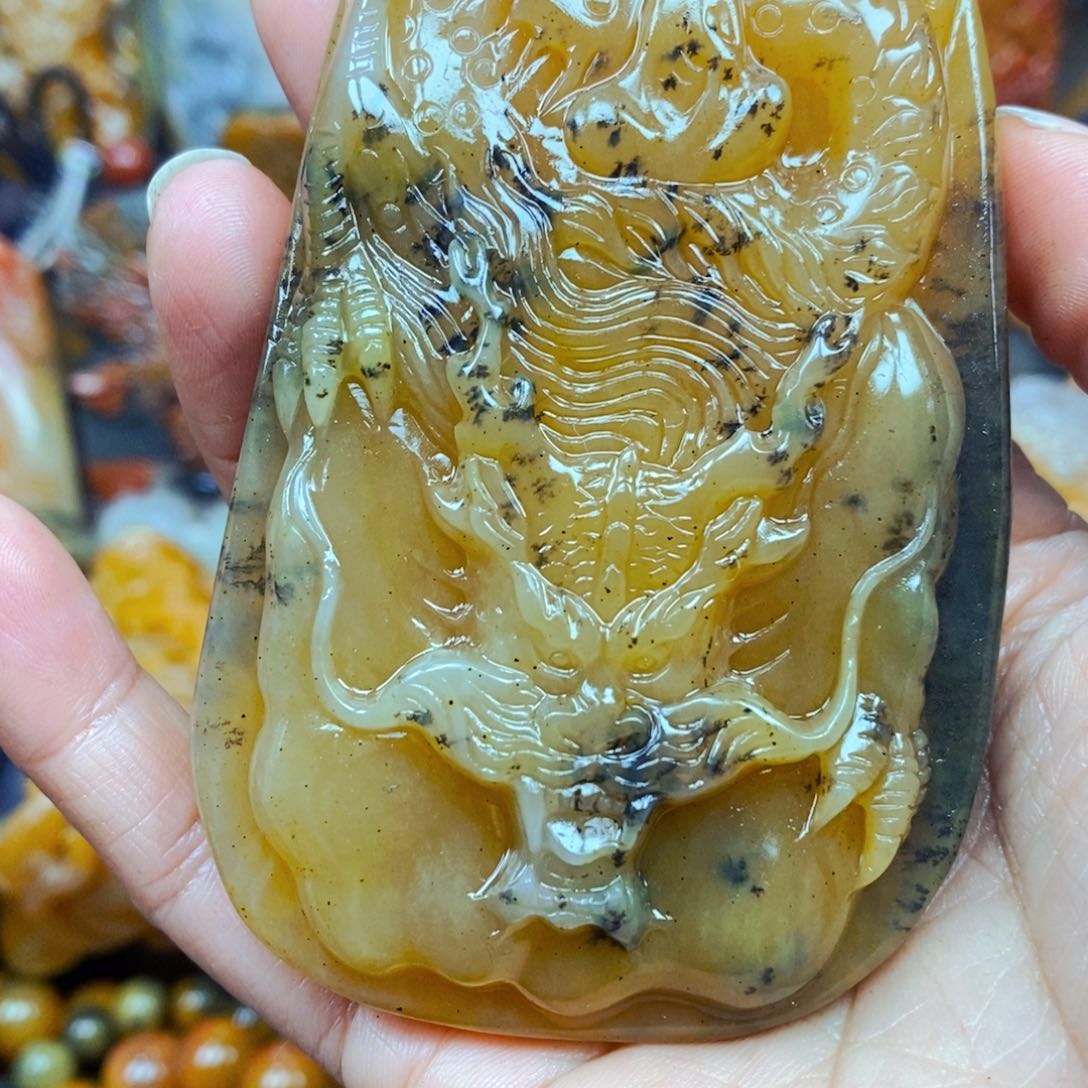 未镶嵌石英质玉（黄龙玉）颈饰