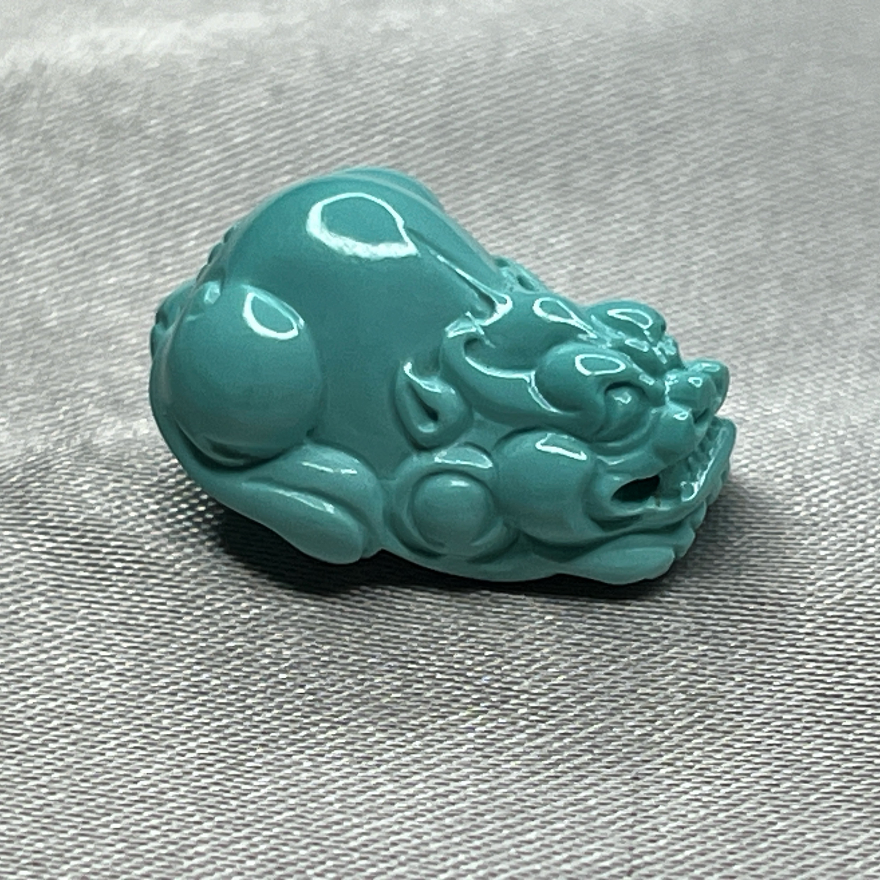 绿松雕刻小貔貅，尺寸12.4x17.8x9.6mm重2.33克