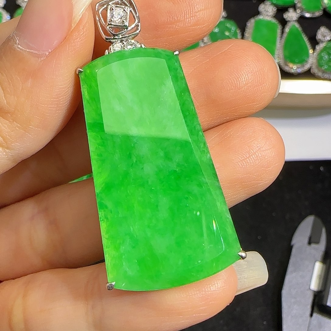 翡翠颈饰18K金镶嵌S****。