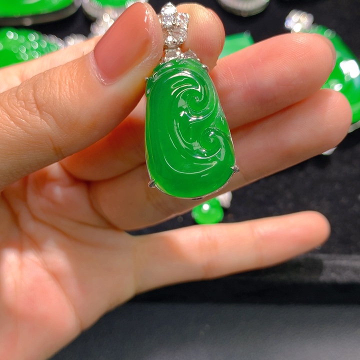 翡翠银S925镶嵌颈饰一个