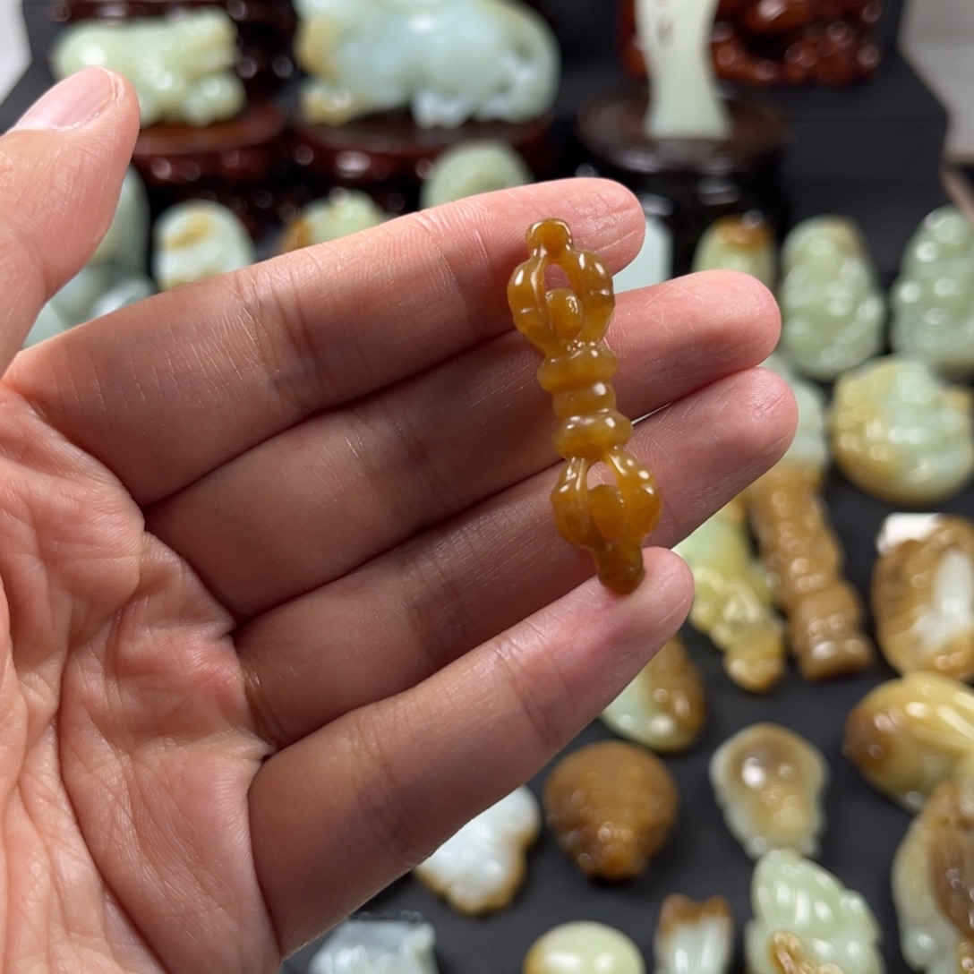 想****和田玉未镶嵌颈饰