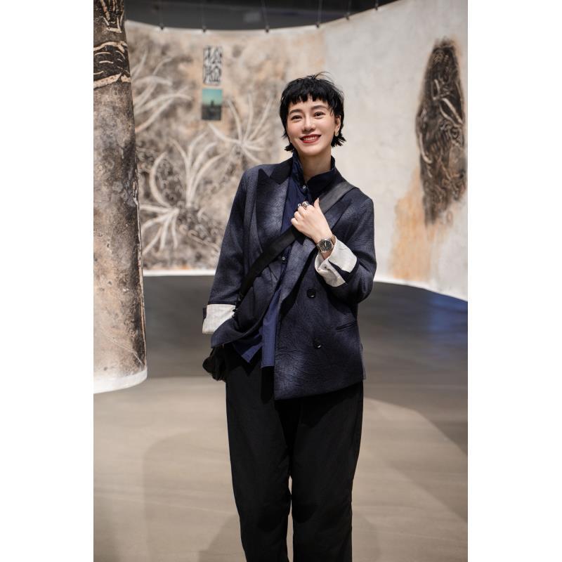 Li Wang/里望2024设计师款黑灰素雅格子 秋冬款女士时尚西装外套