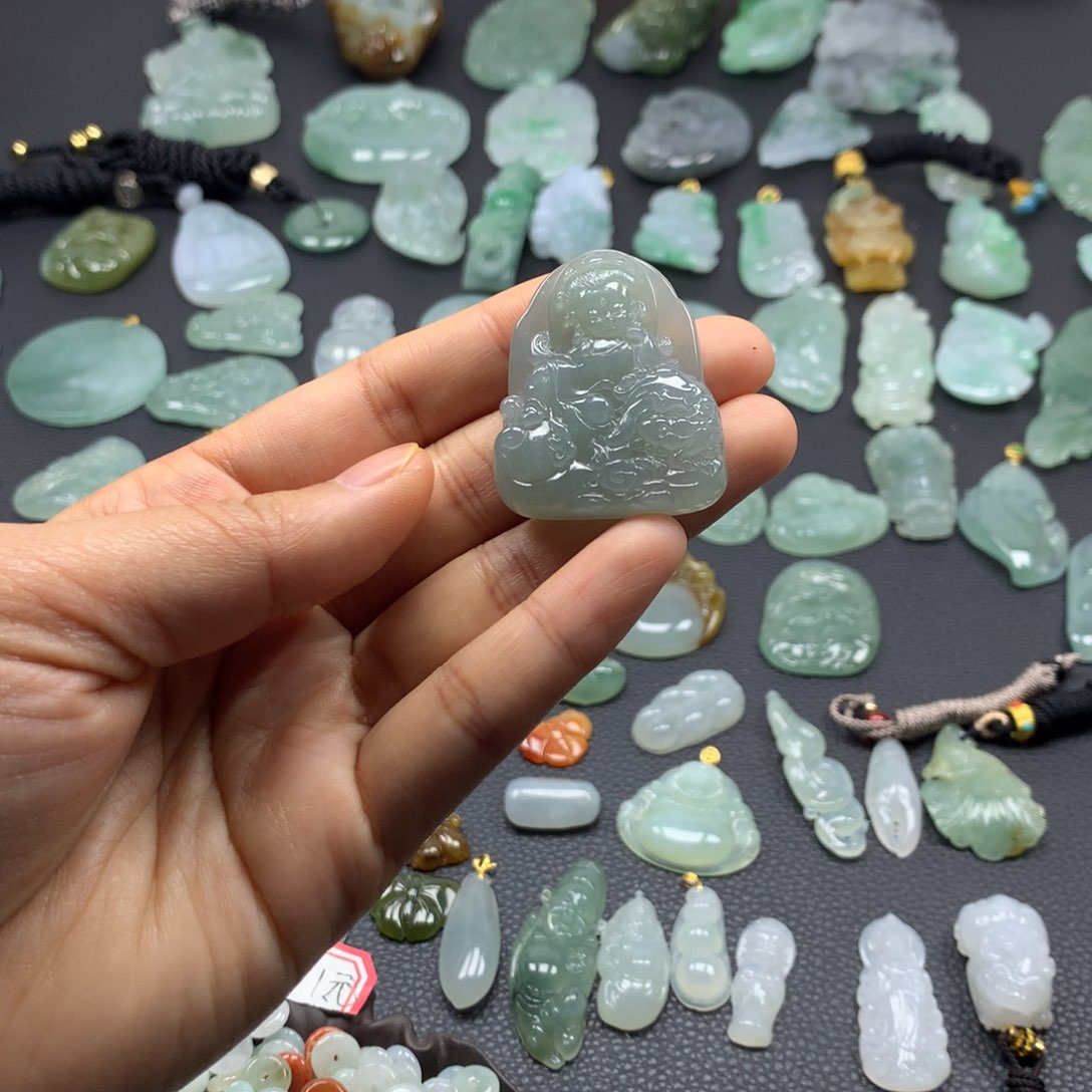 翡翠颈饰未镶嵌文殊