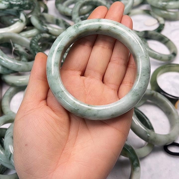 吉***意透闪石-蛇纹石玉未镶嵌颈饰