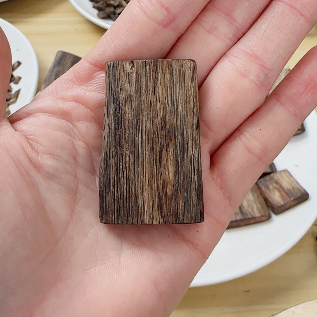 沉香沉香碎屑栗****子奇楠乌身素牌2块