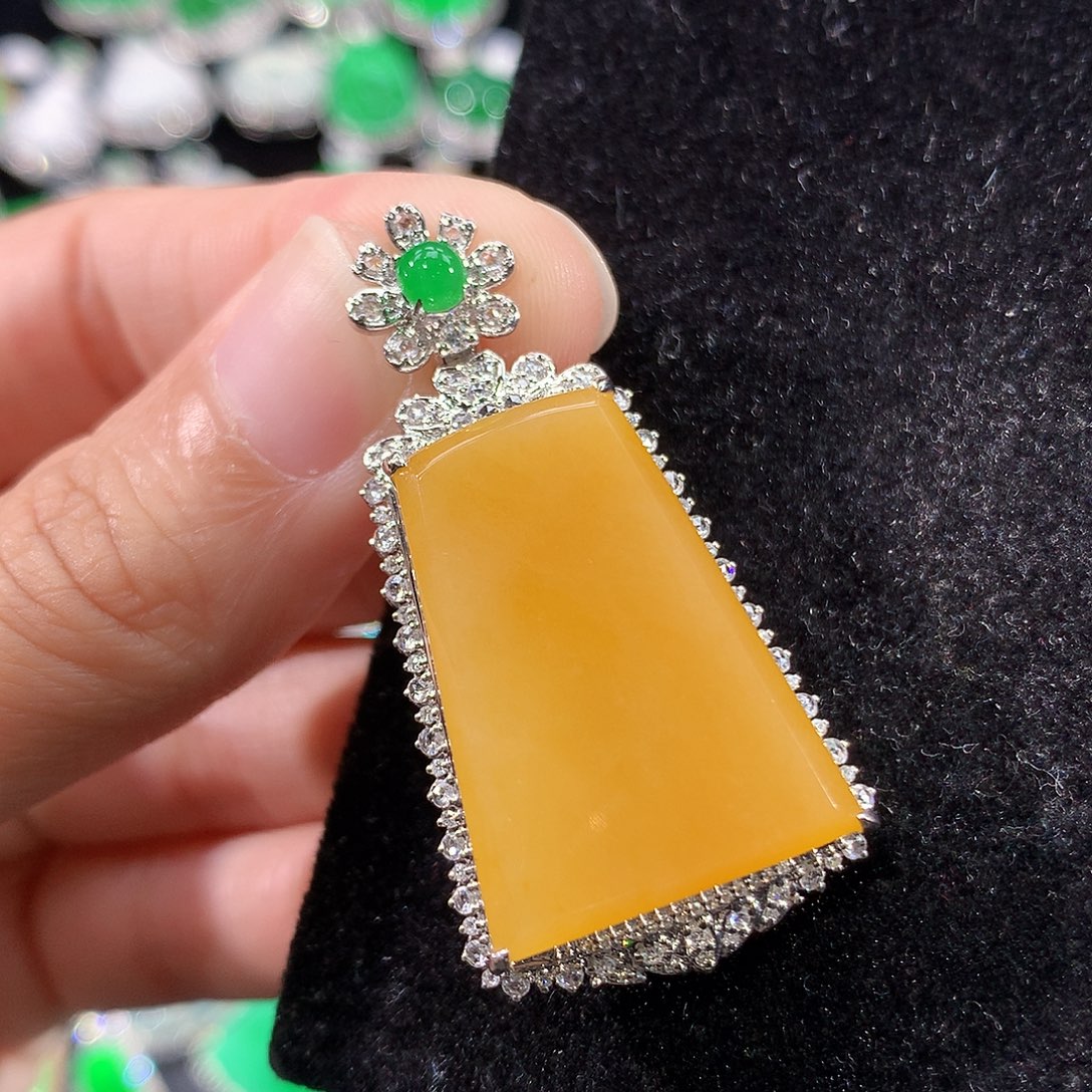 翡翠18K金镶嵌颈饰