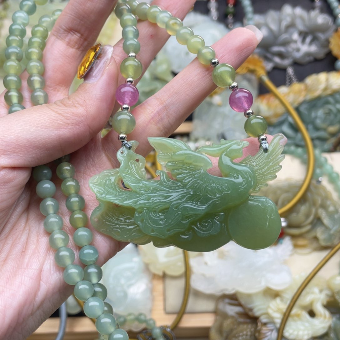 蛇纹石玉颈饰未镶嵌