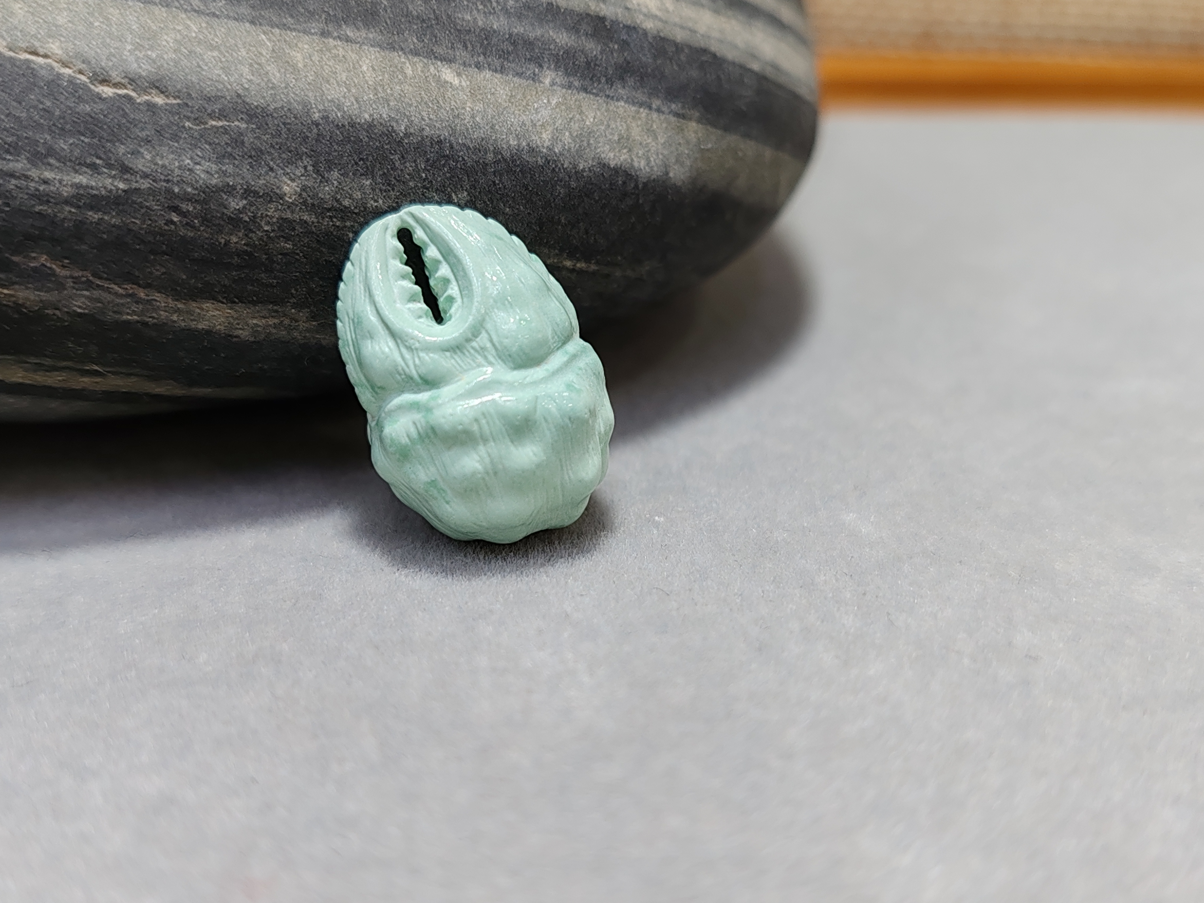 天然原矿绿松石精工雕刻蟹钳高瓷度