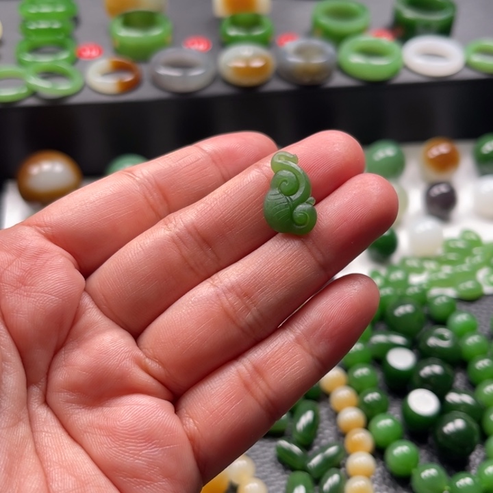 颈饰未镶嵌和田玉（碧玉）L****e