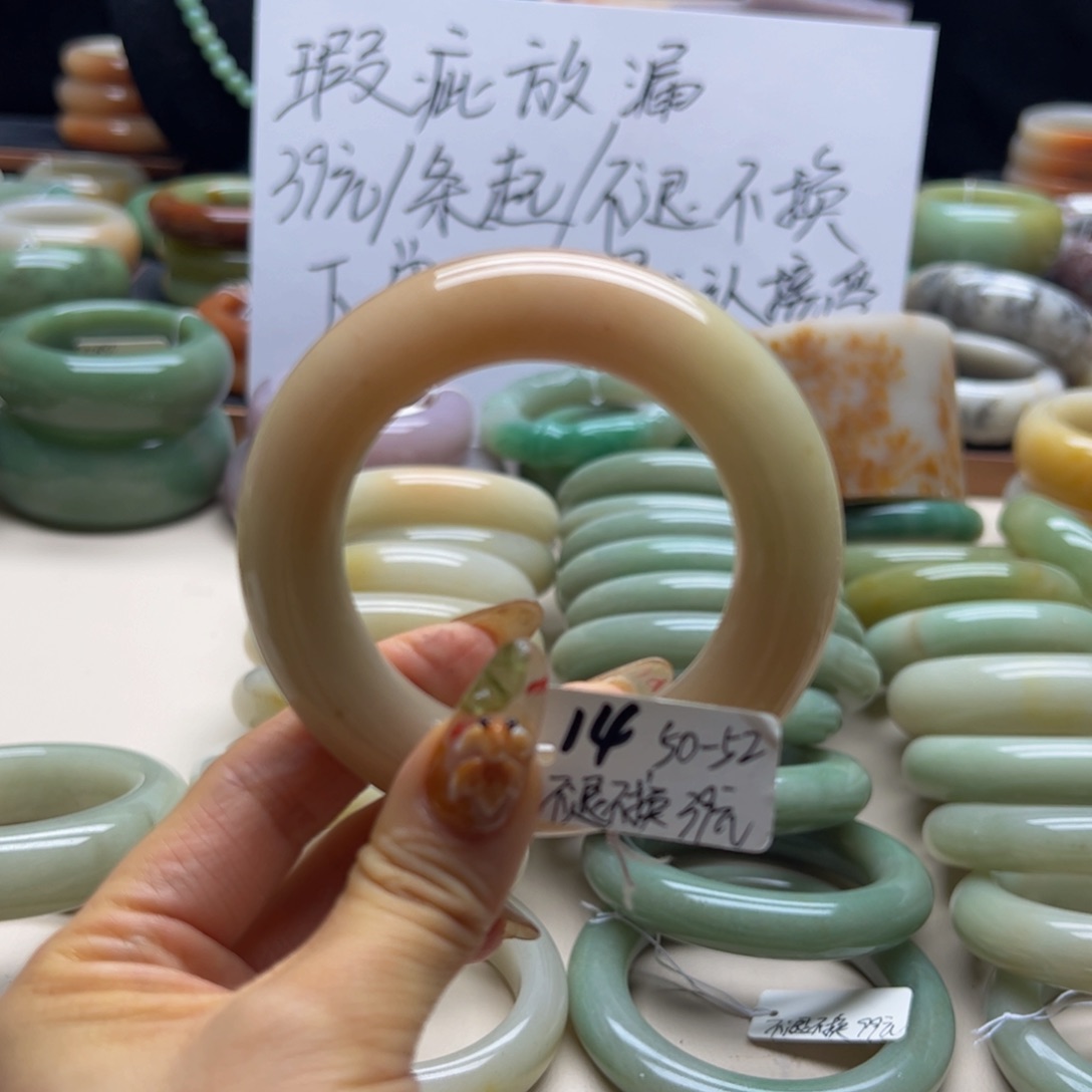 未镶嵌手镯石英岩玉