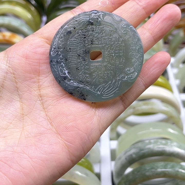 蛇纹石玉吊坠合金