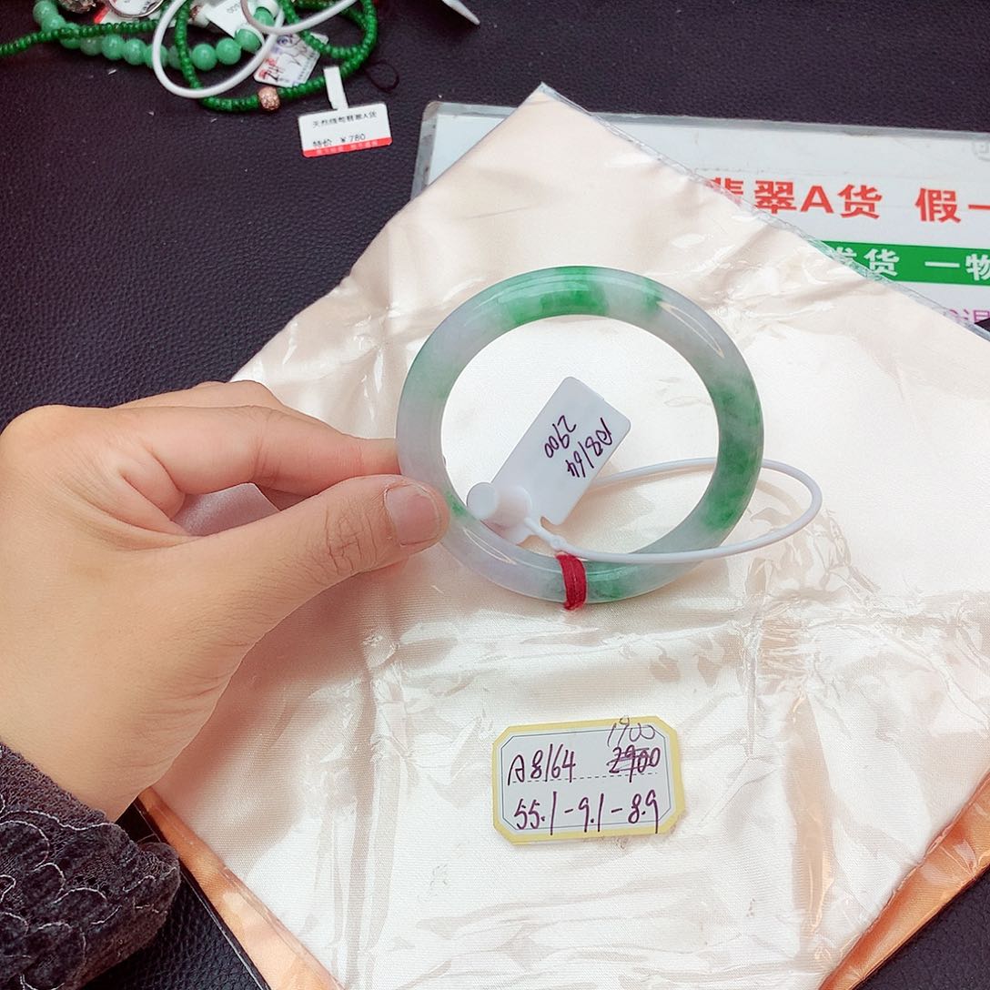 翡翠手镯未镶嵌翡翠