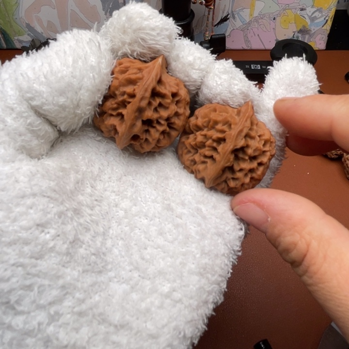 午***光文玩核桃吊坠秦核等人的故事也在这里