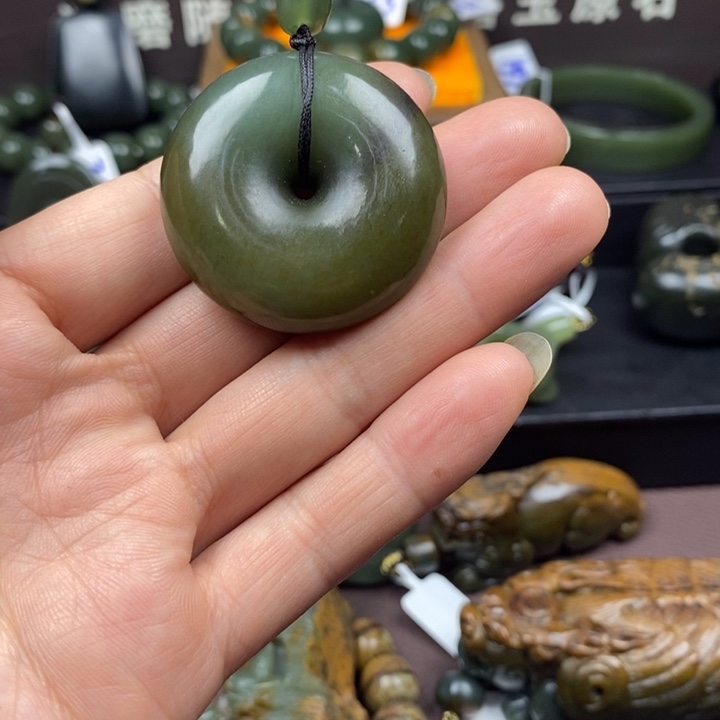 颈饰未镶嵌岫岩老玉（透闪石质玉）