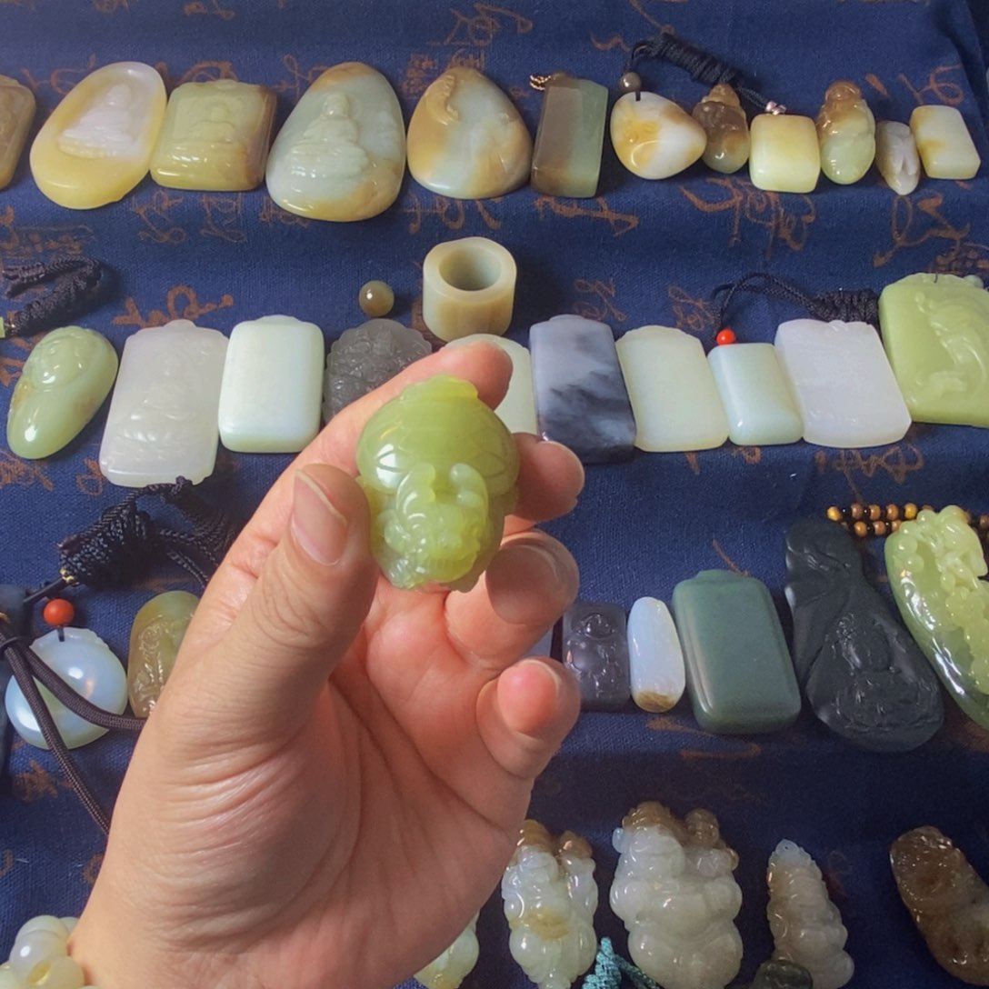 和田玉未镶嵌把件