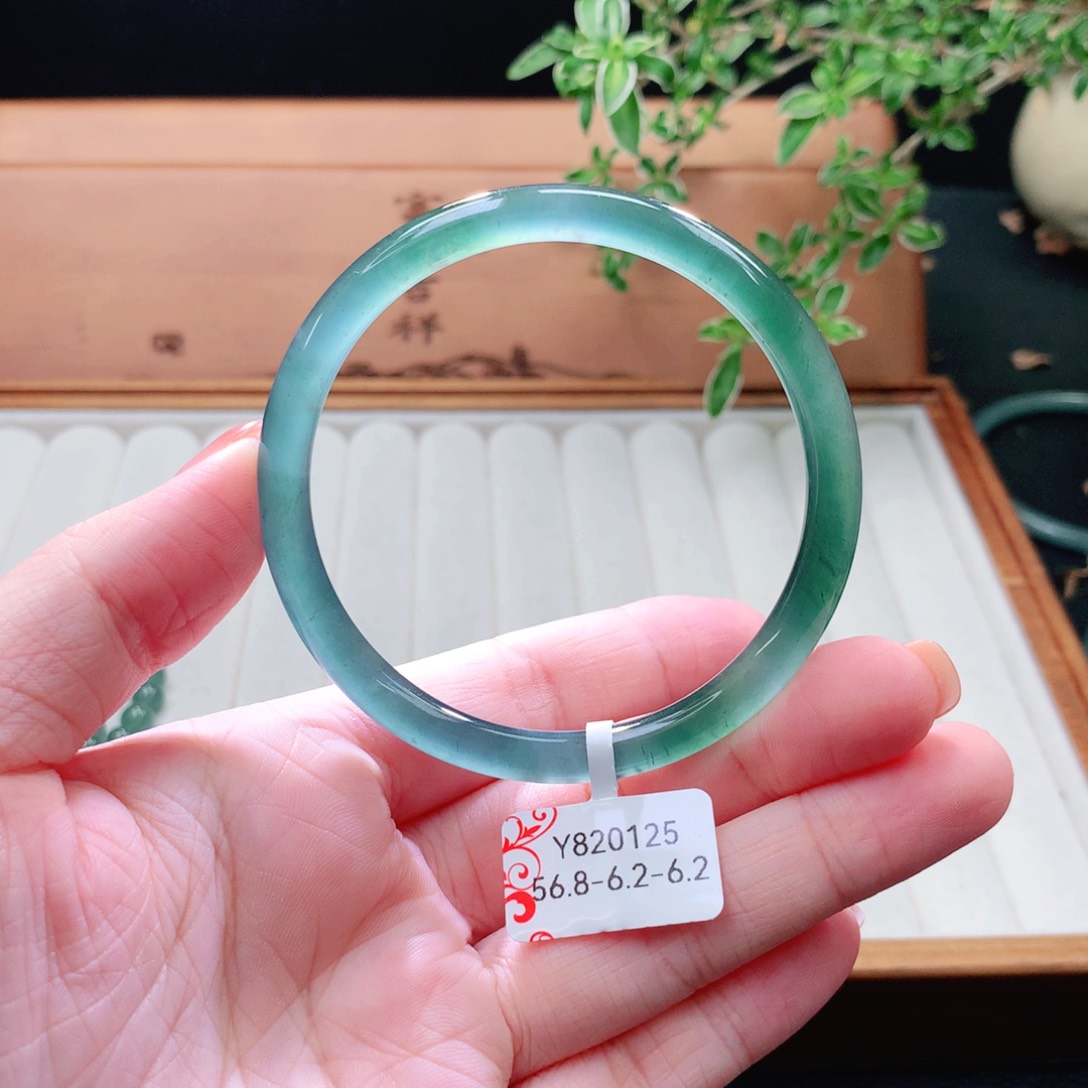 未镶嵌手镯（圆镯）翡翠