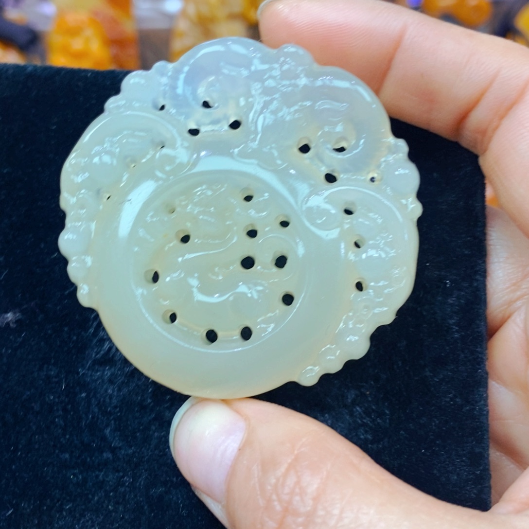 未镶嵌石英质玉（黄龙玉）颈饰