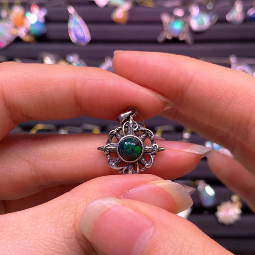 【闪购商品】欧泊吊坠款式银S925镶嵌倔*?