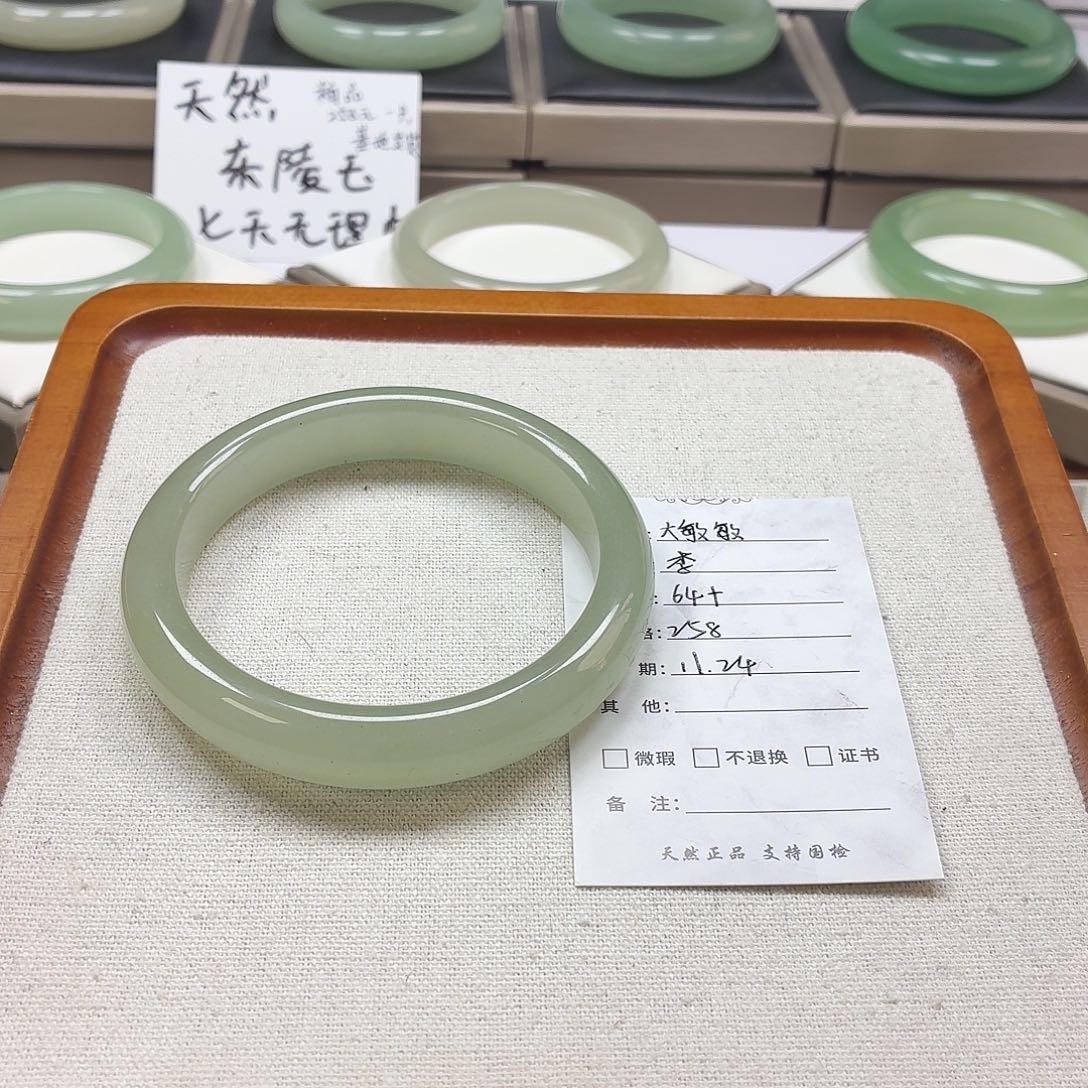 大***8石英质玉未镶嵌手镯