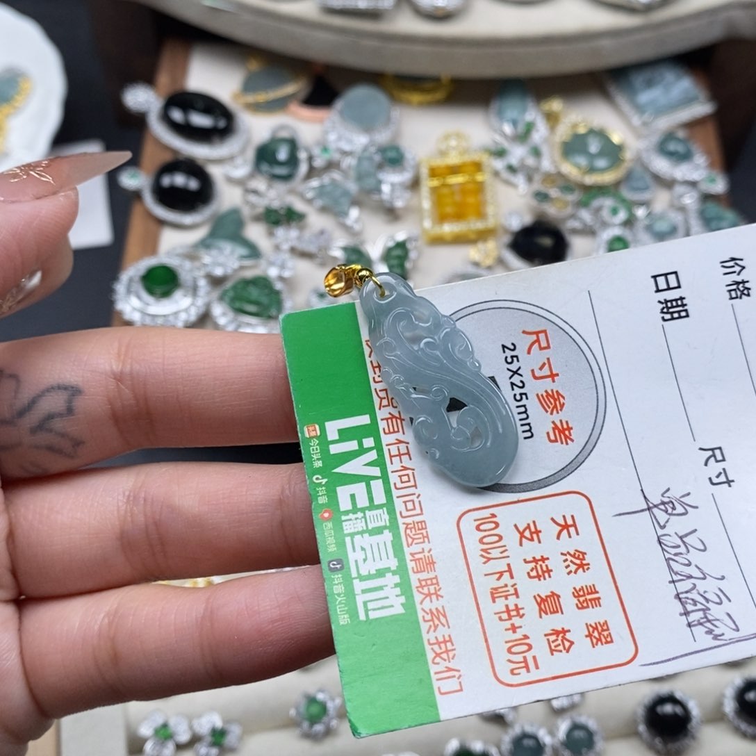 翡翠颈饰未镶嵌翡翠