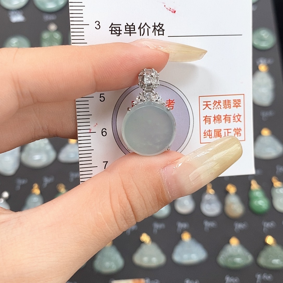 颈饰18K金镶嵌翡翠