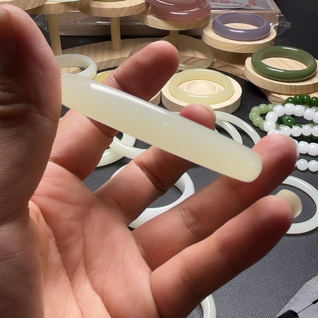 夏***r55➕圈口暖白细圆条美人手镯