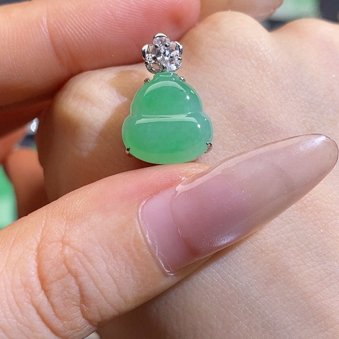 翡翠未镶嵌颈饰葫芦