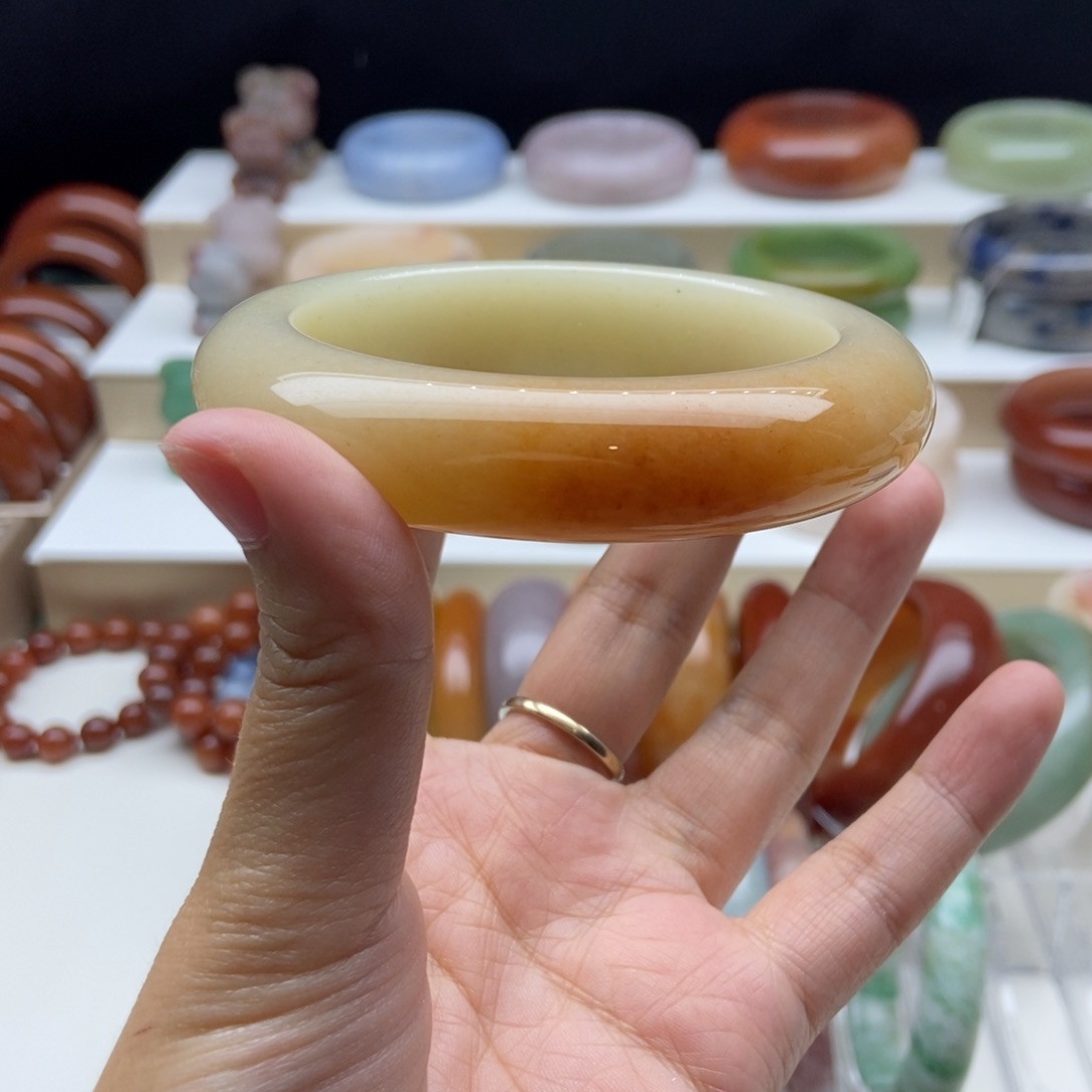 石英质玉手镯未镶嵌从**?